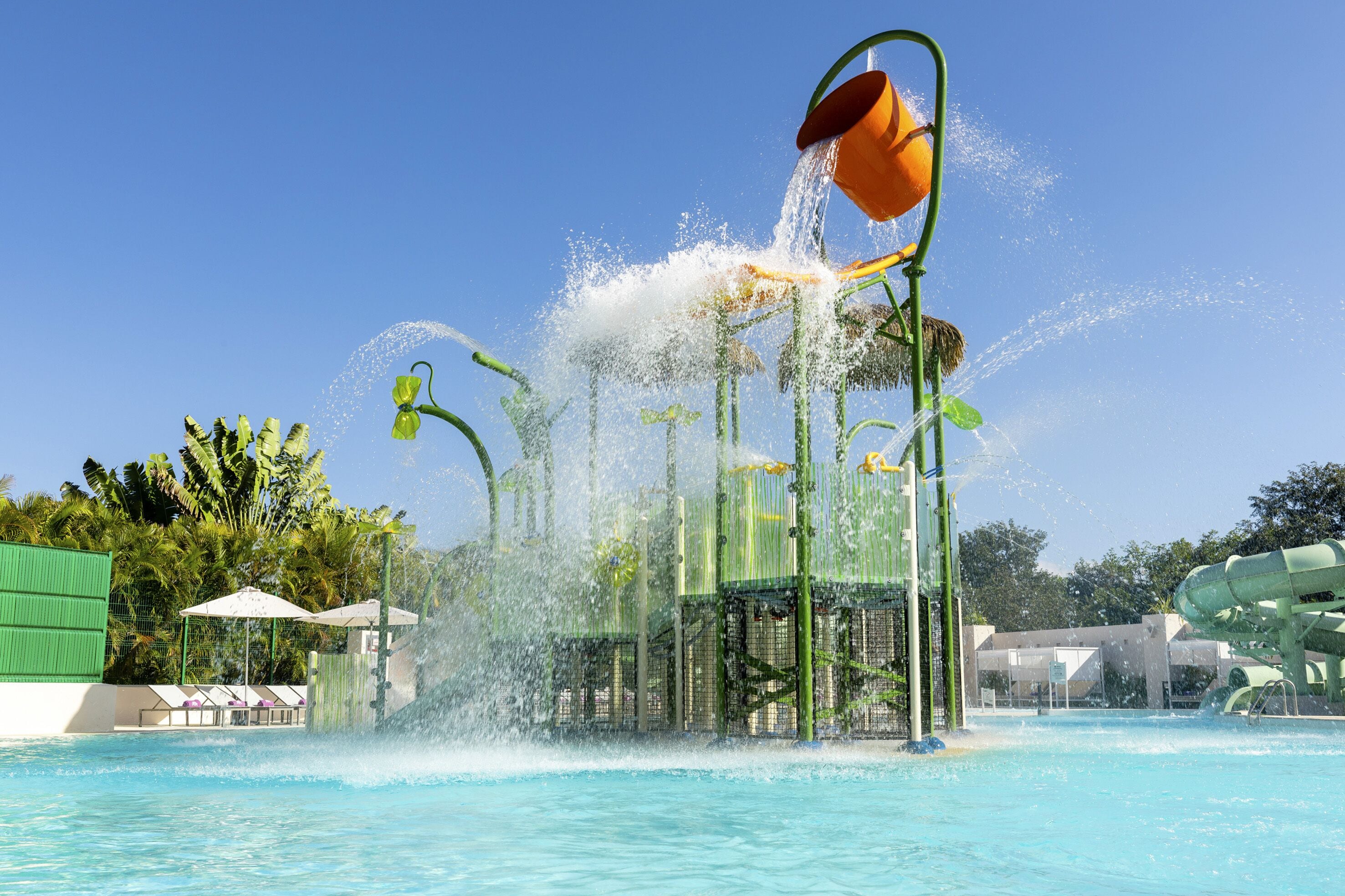 5 piscines extérieures, parasols de plage, chaises longues