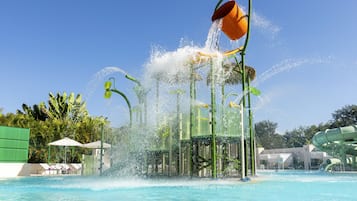 5 piscines extérieures, parasols de plage, chaises longues