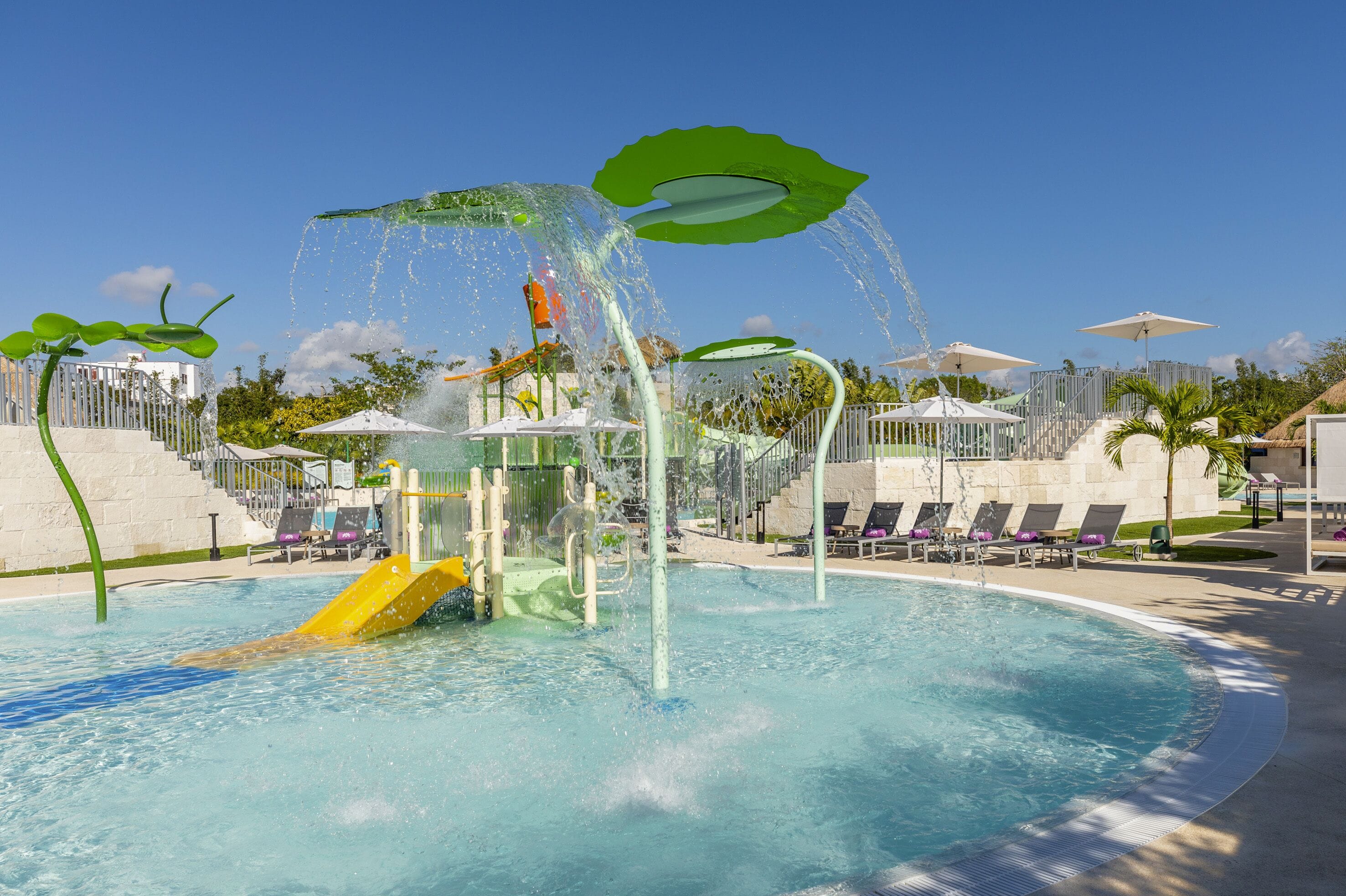 5 piscines extérieures, parasols de plage, chaises longues