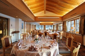 4 restaurants; ze serveren er ontbijt, lunch en diner 
