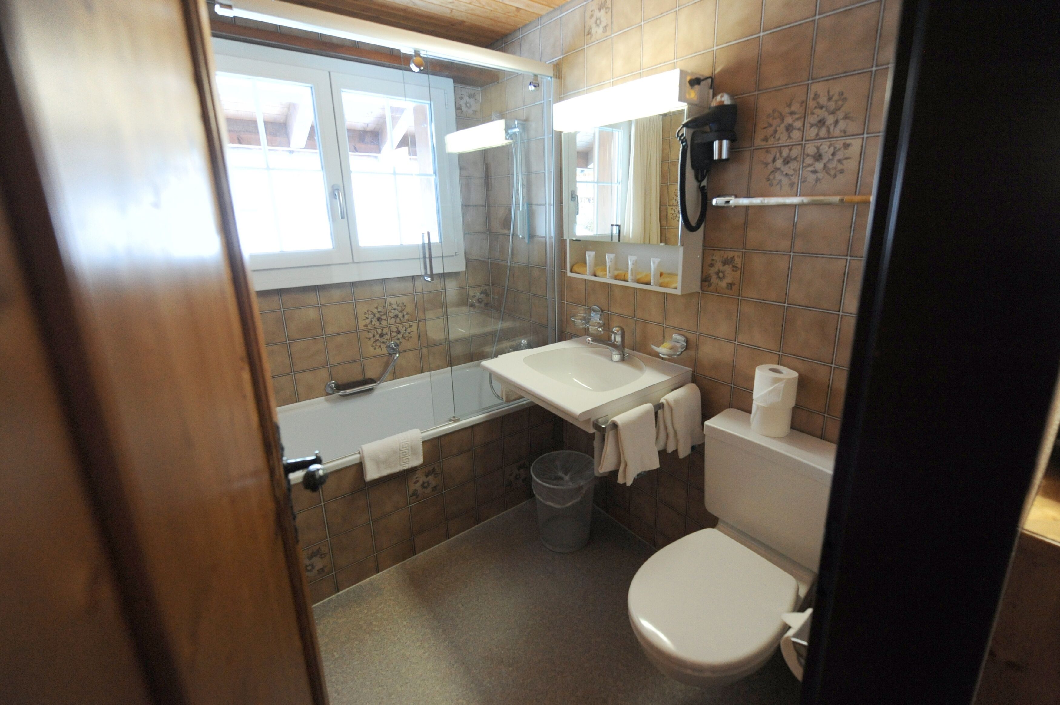 Une salle de bain avec une baignoire, un lavabo et des toilettes.