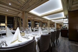 4 restaurants, serveren ontbijt, lunch, diner, regionale gerechten