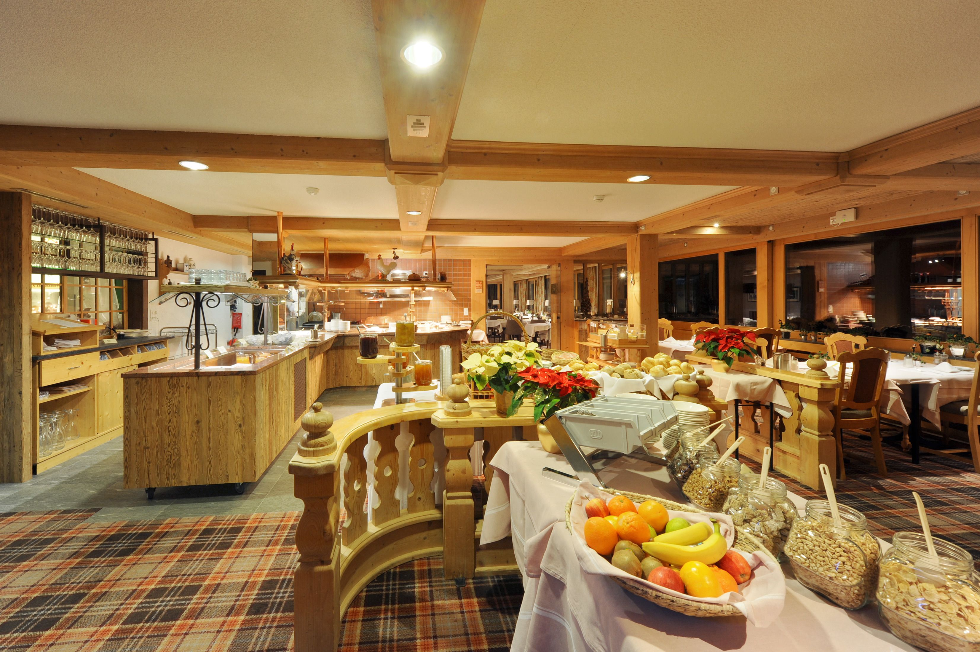 Een buffetopstelling met diverse gerechten en een bar voorzien van glazen.