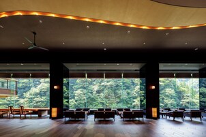 Lobby lounge