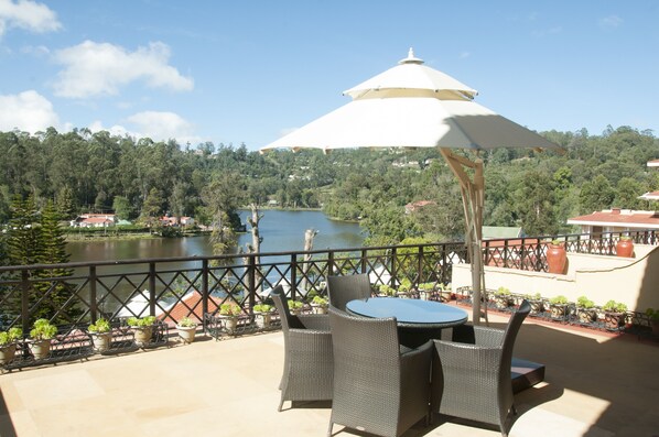 Executive Suite | 高档床上用品、客房内保险箱、特色装修、特色家居