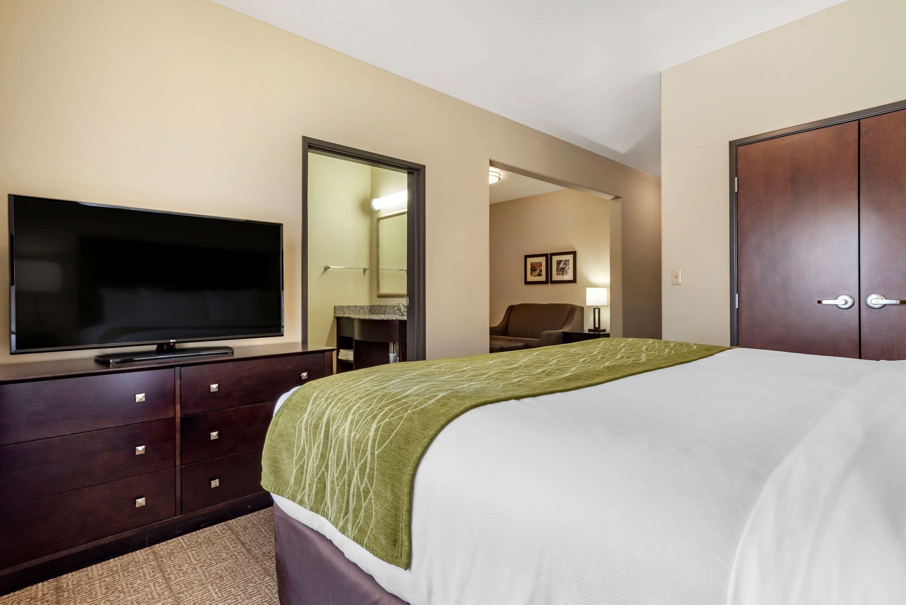 suite, 1 king bed, non smoking, separate seating area and wet bar | in-room safe, desk, blackout curtains, iron/ironing board