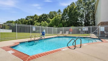Piscine extérieure (ouverte en saison)