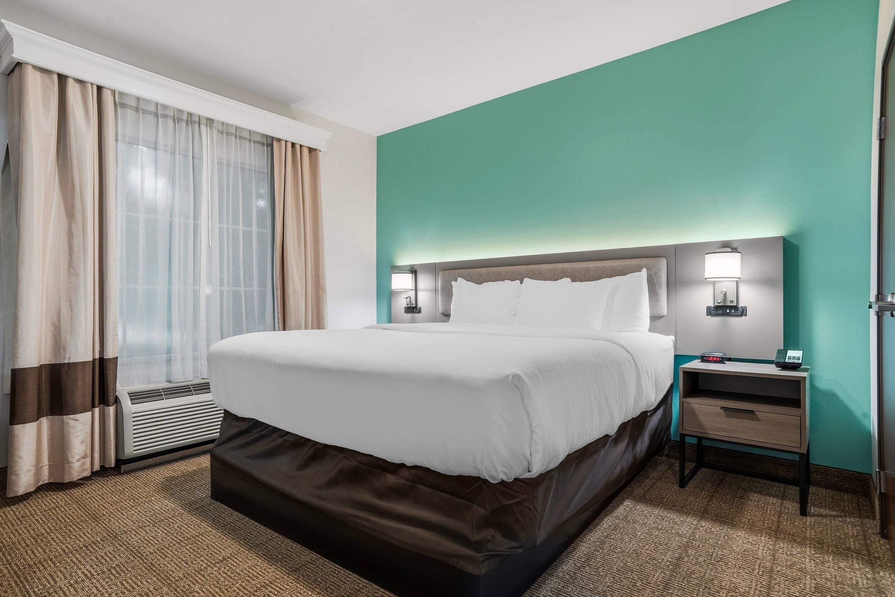 Suite, 1 King Bed, Non Smoking, Separate Seating Area and Wet Bar | 客房內保險箱、書桌、遮光布/窗簾、熨斗/熨衣板