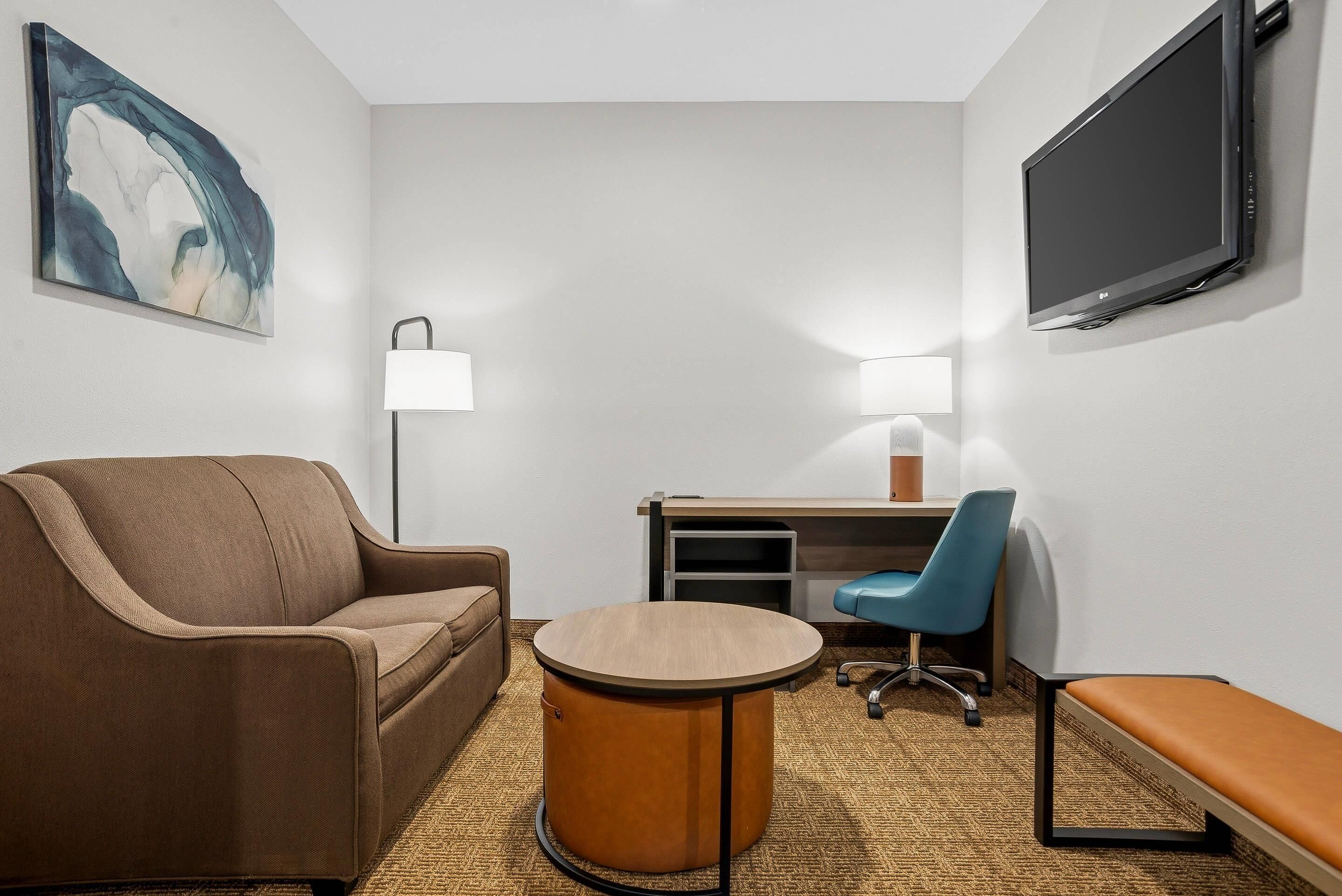 Suite, 1 King Bed, Non Smoking, Separate Seating Area and Wet Bar | 객실 내 금고, 책상, 암막 커튼, 다리미/다리미판