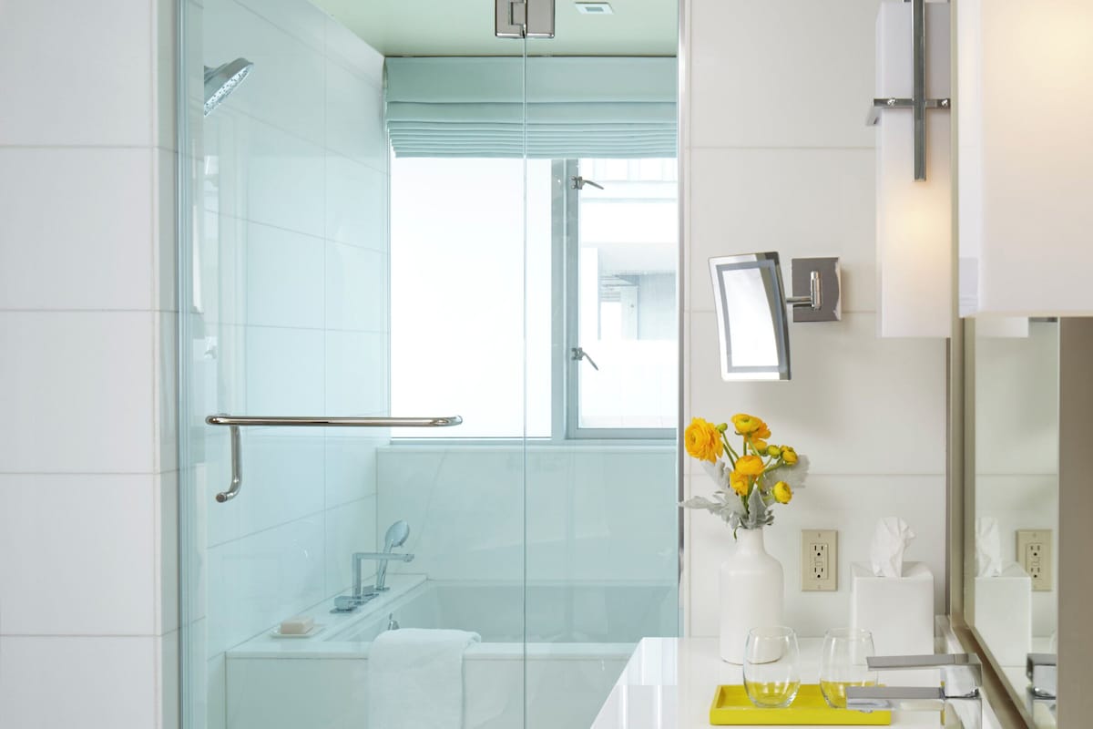 Lüks banyo/kozmetik ürünleri, saç kurutma makinesi, bornoz, havlu 