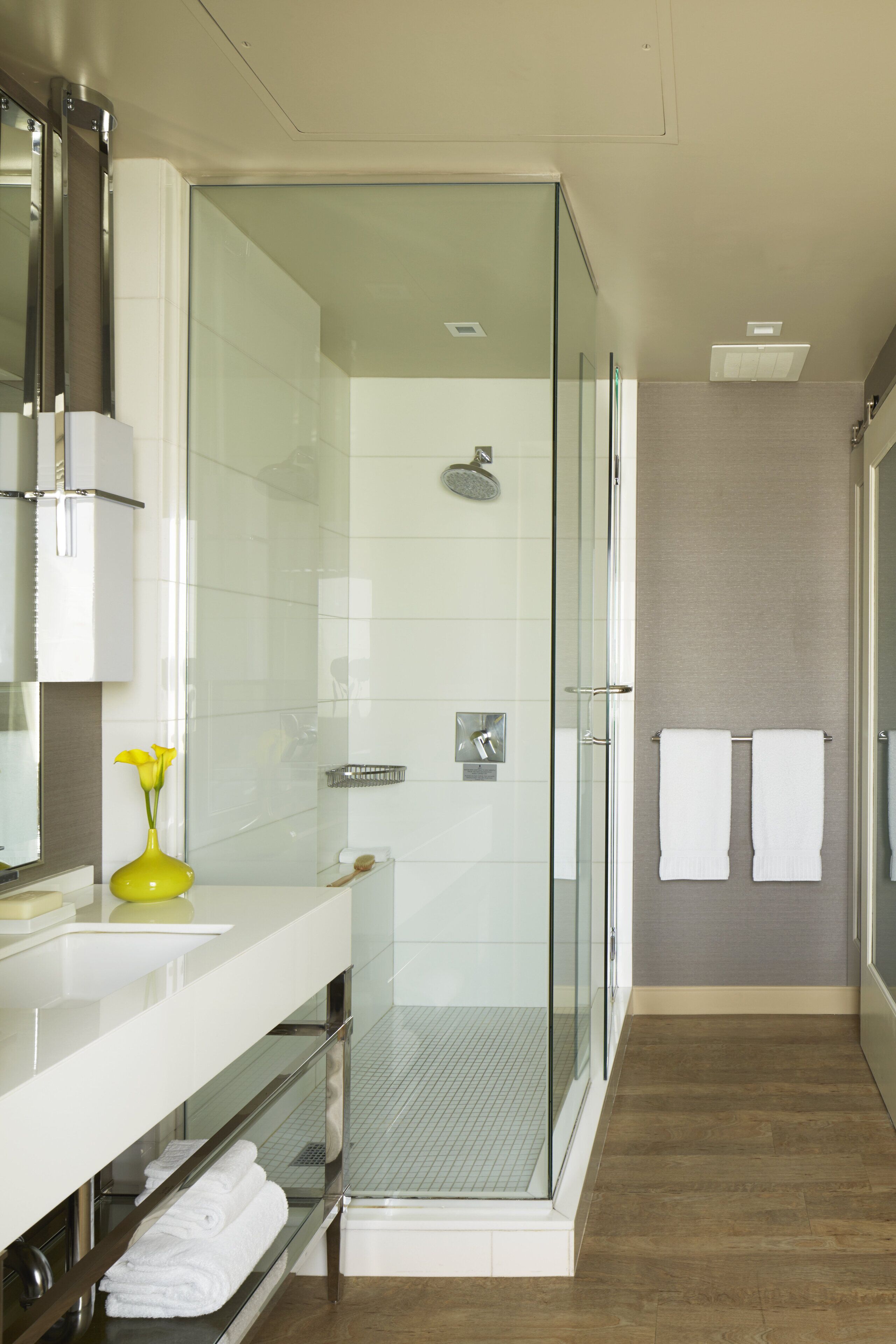 Designer-Toilettenartikel, Haartrockner, Bademäntel, Handtücher