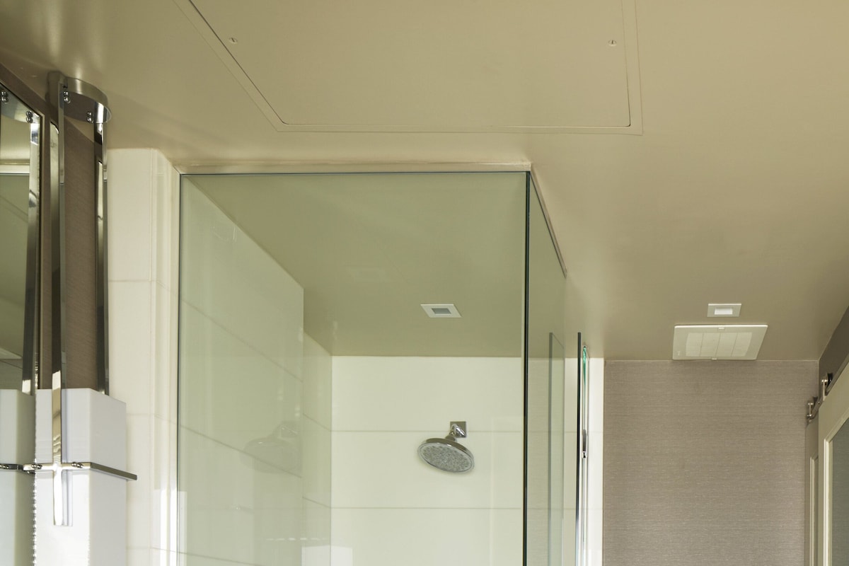 Lüks banyo/kozmetik ürünleri, saç kurutma makinesi, bornoz, havlu 