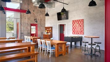 5 か所のレストラン、朝食、ランチ、ディナーに営業 (郷土料理)