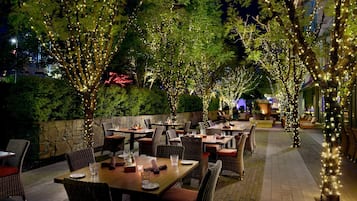 5 restaurants; breakfast, lunch, dinner and brunch served