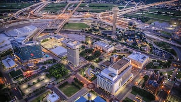 Vista aérea de un paisaje urbano que destaca un hotel, varias calles y puentes.