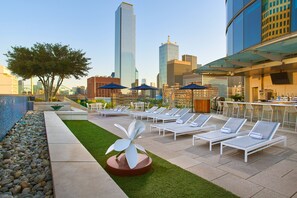 Outdoor pool, open 7:00 AM to 10:00 PM, pool umbrellas, pool loungers - Omni Dallas Hotel (Dallas)