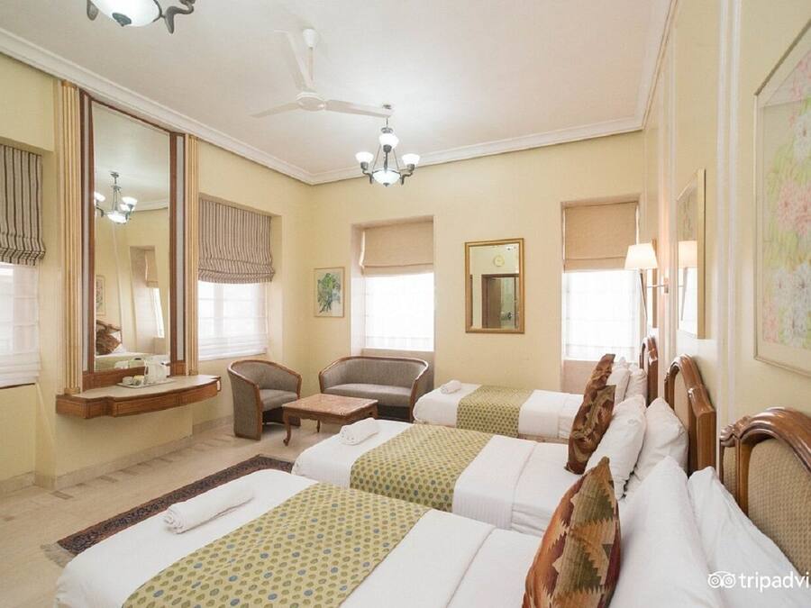 Tremannsrom – grand | Safe på rommet, individuelt innredet, skrivebord og strykejern/-brett