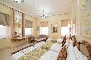 Quarto triplo grand | Cofres nos quartos, individualmente mobiliados, escrivaninha