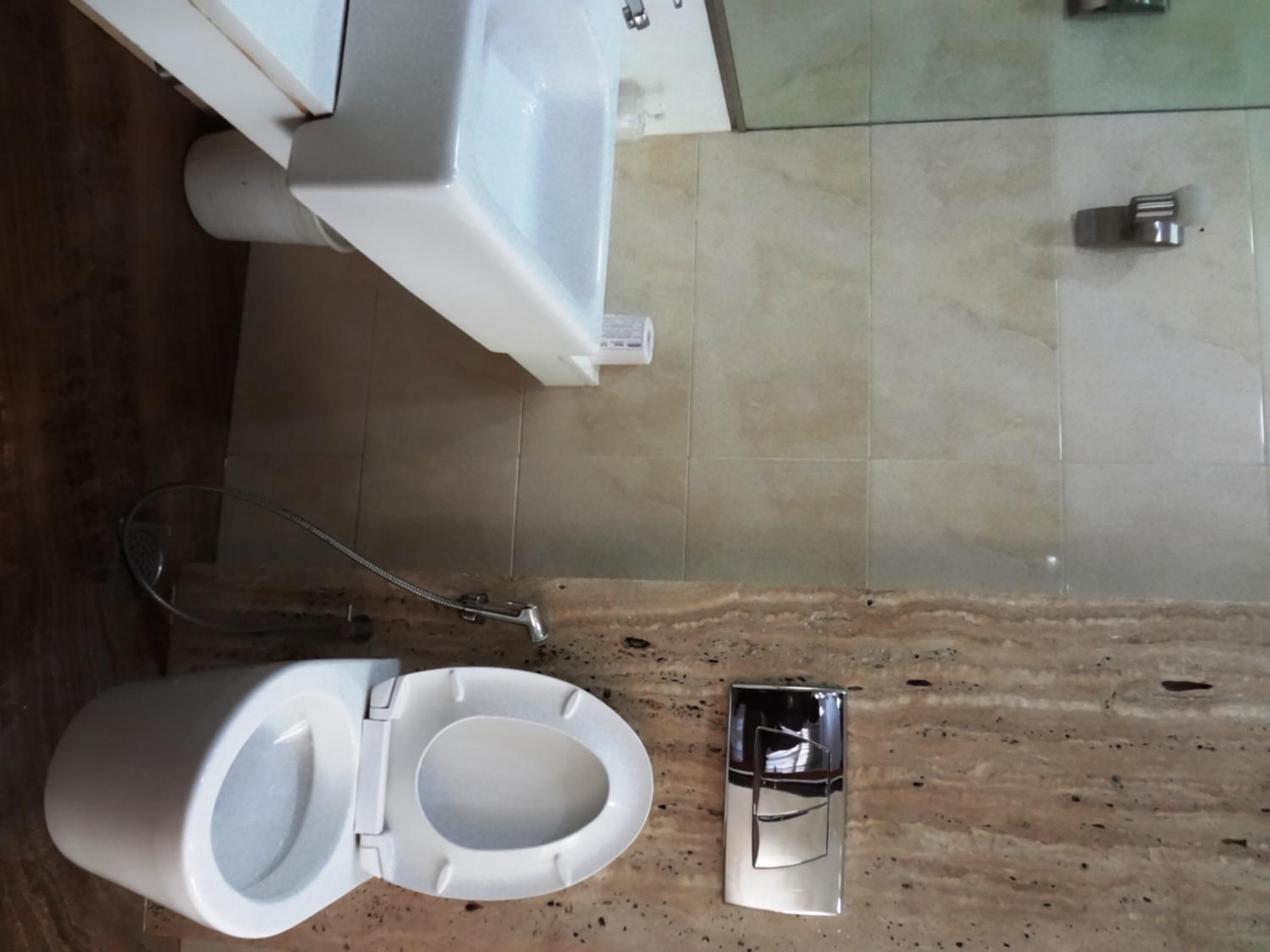 Un baño con inodoro, lavamanos y ducha.
