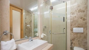 Douche, douche à « effet pluie », articles de toilette gratuits