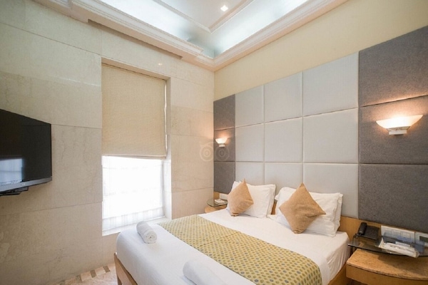 In-room safe, individually furnished, desk, iron/ironing board