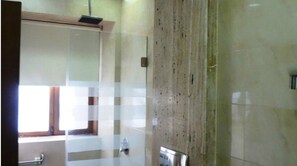 Standard Room | Bathroom | Shower, rainfall showerhead, free toiletries, towels - Regent Hotel (Mumbai)