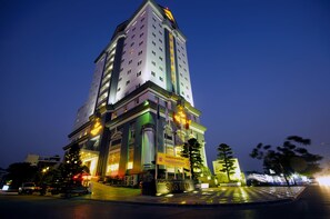 Front of property – evening/night - Sea Stars Hotel (Hai Phong)