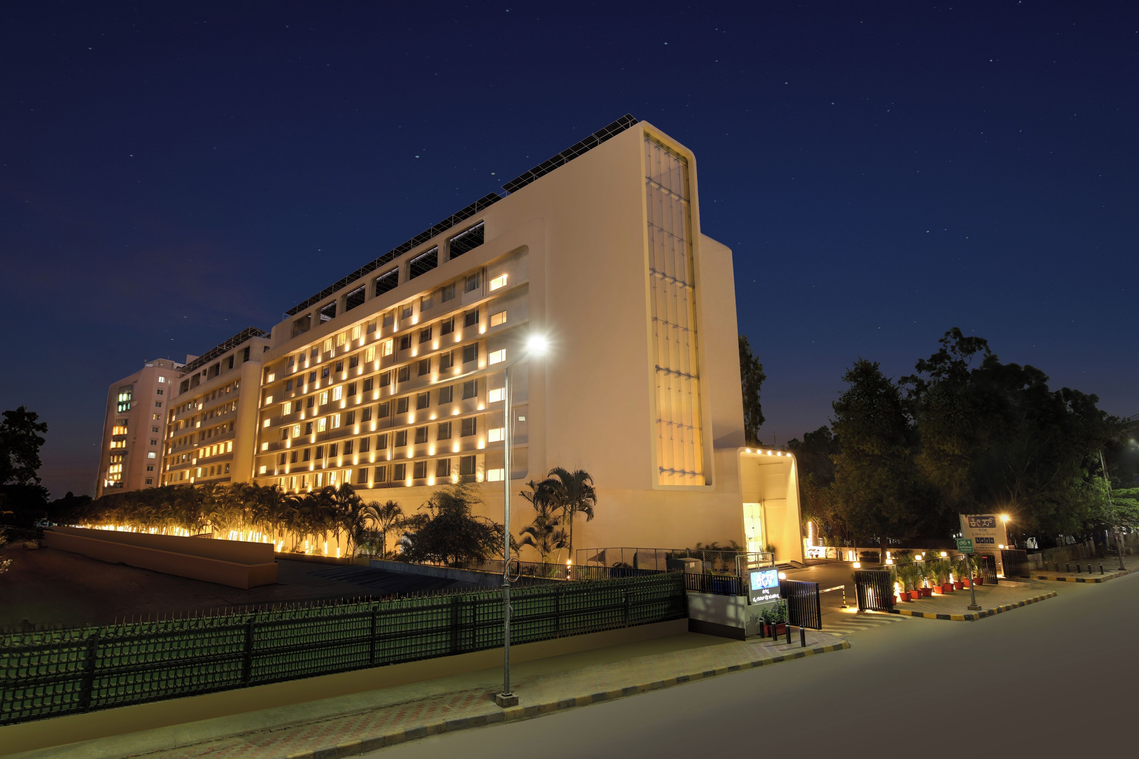 Majoituspaikan julkisivu illalla/yöllä