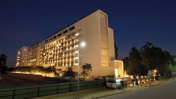 Majoituspaikan julkisivu illalla/yöllä