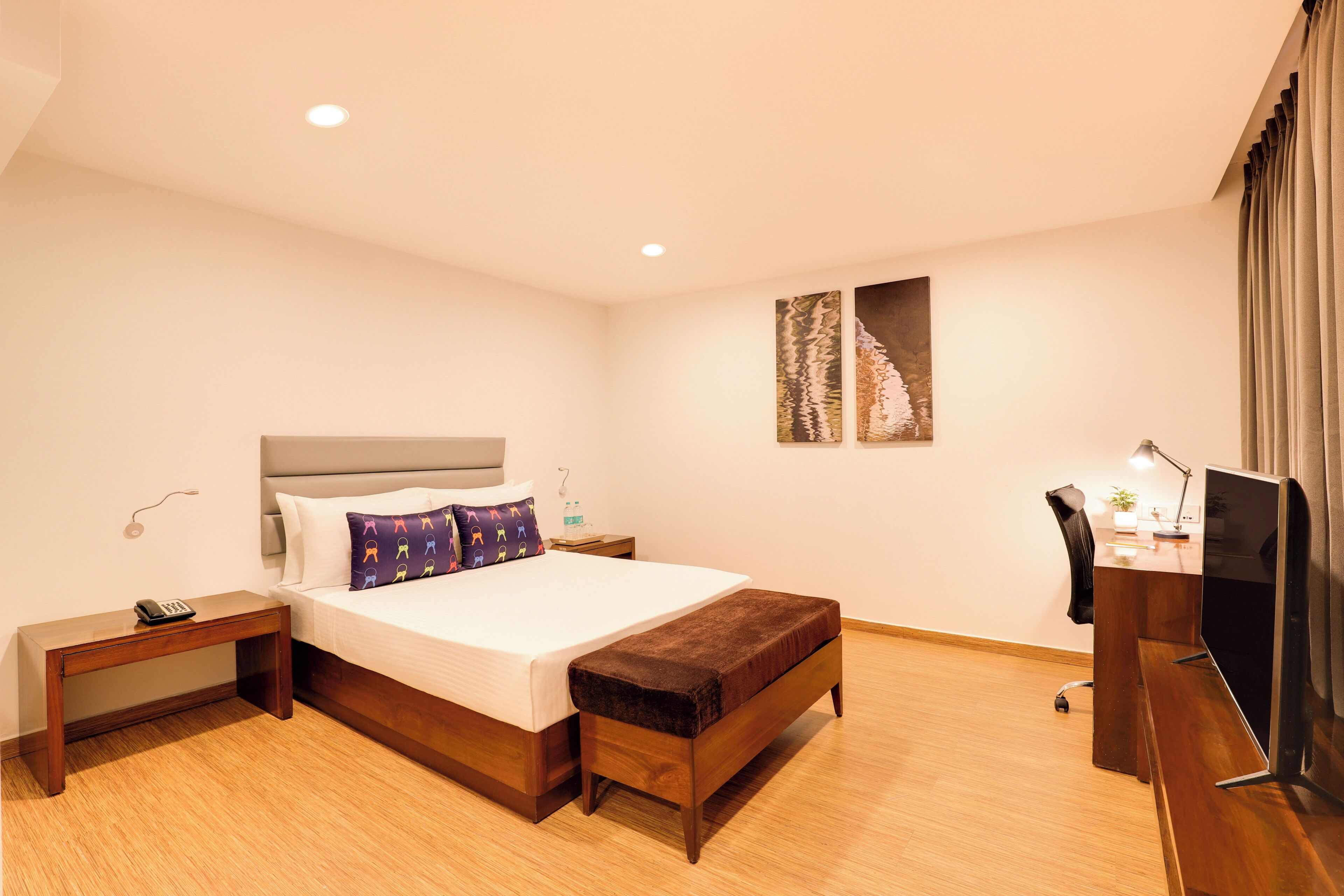 Presidential Suite | Minibar, in-room safe, desk, laptop workspace