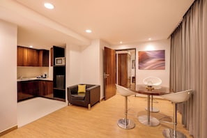 Presidential Suite | Minibar, in-room safe, desk, laptop workspace