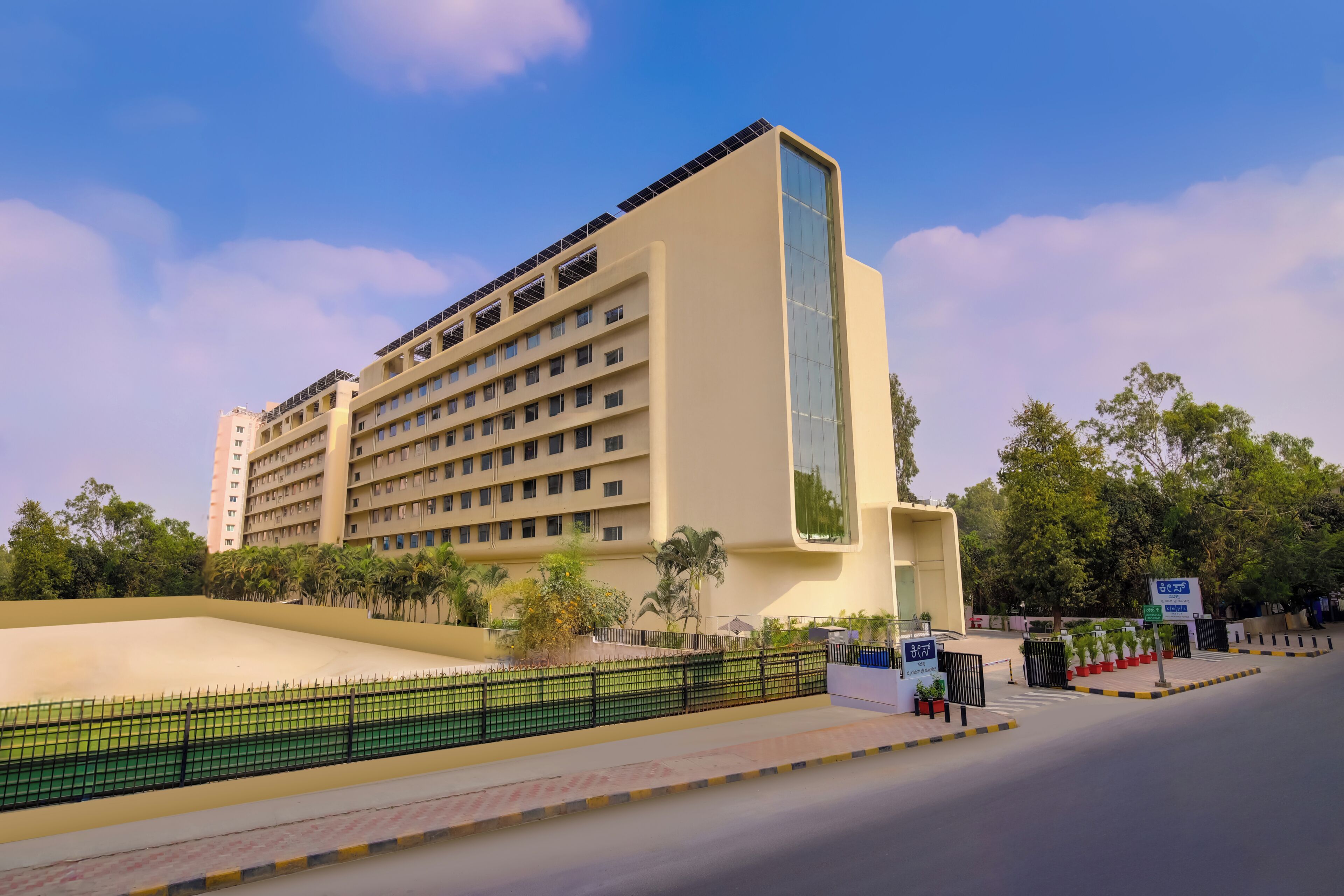 Vista frontal de la propiedad