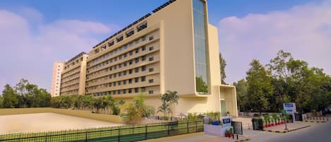 Vista frontal de la propiedad