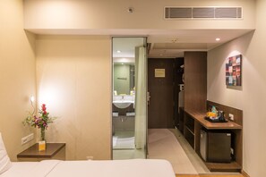 ميني بار وخزنة داخل الغرفة ومكتب ومساحة عمل للكمبيوتر المحمول