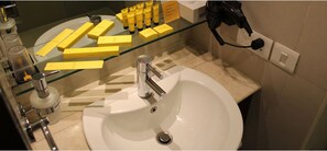 Tina con regadera, amenidades de baño gratuitas, toallas 