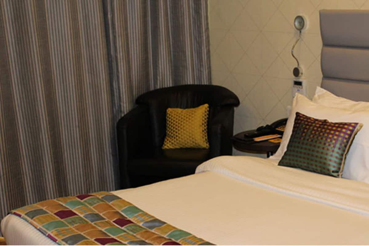 Minibar, Zimmersafe, Schreibtisch, laptopgeeigneter Arbeitsplatz