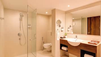 Presidential Suite | Bathroom | Combined shower/tub, free toiletries, towels