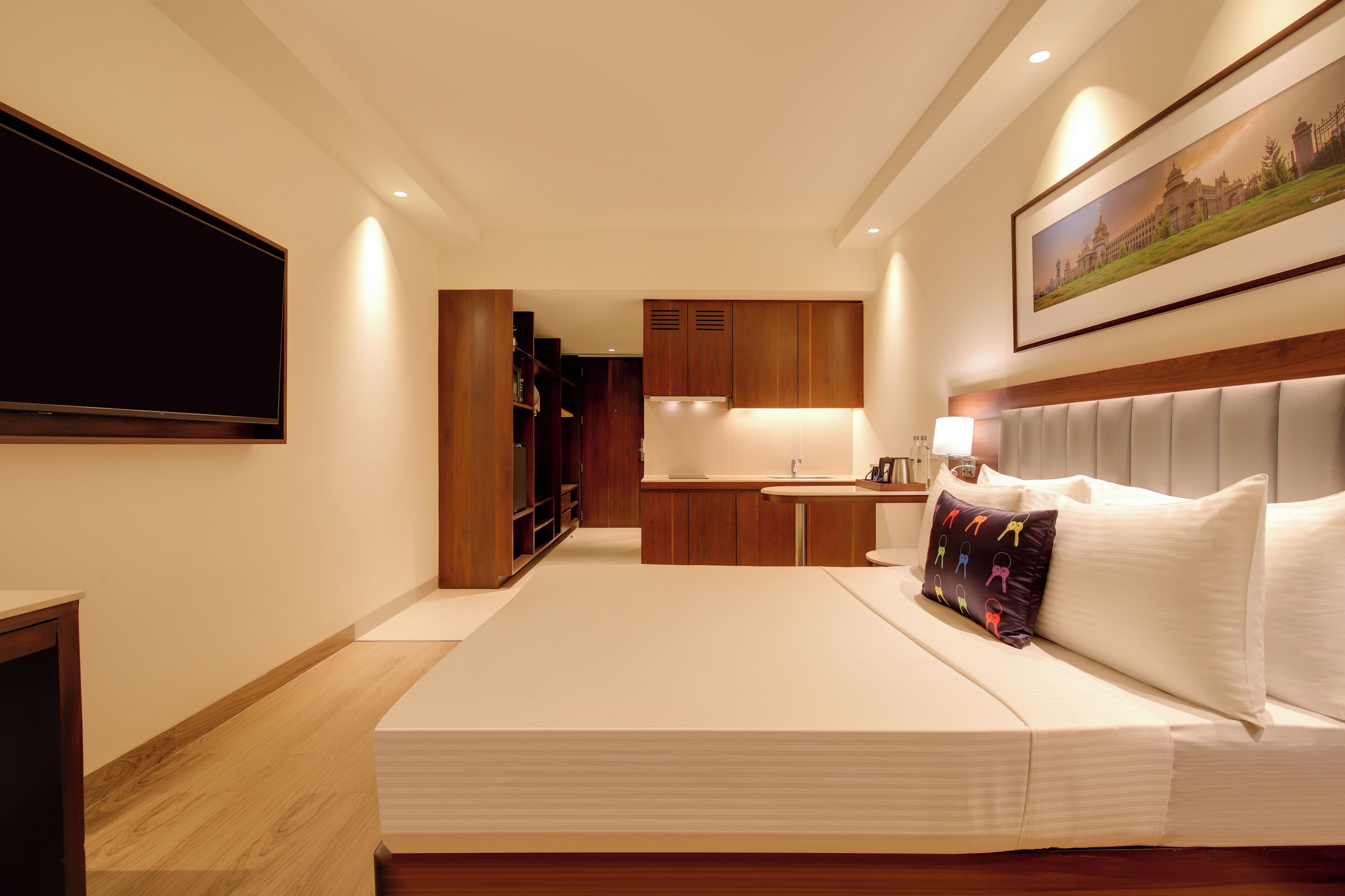 Studio, 1 giường đôi | Minibar, két bảo mật tại phòng, bàn 