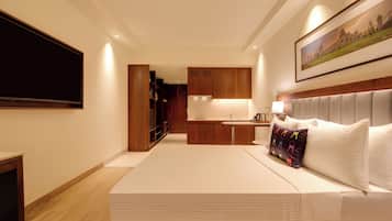 Studio, 1 giường đôi | Minibar, két bảo mật tại phòng, bàn