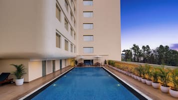 Hồ bơi ngoài trời