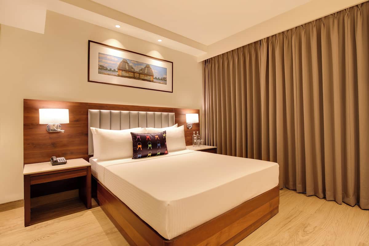 Deluxe Suite | Minibar, in-room safe, desk, laptop workspace