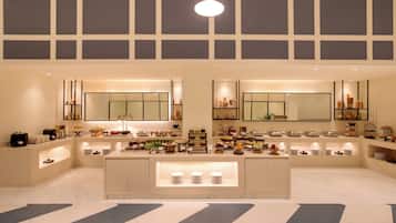 Phục vụ bữa sáng, bữa trưa và bữa tối