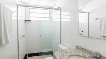 Chambre Double Standard, 1 lit double | Salle de bain | Douche, sèche-cheveux, serviettes fournies, savon