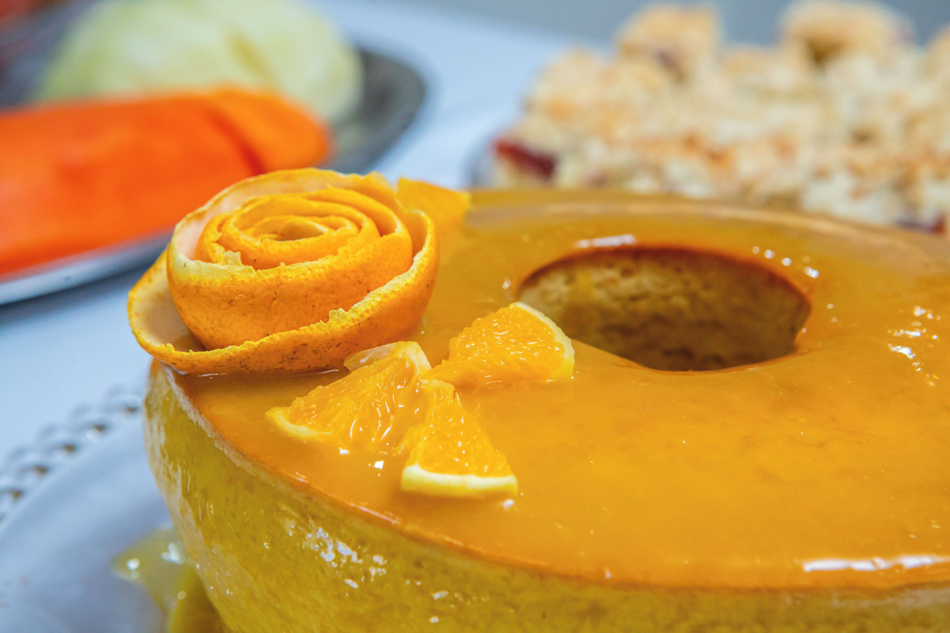 Un dessert avec une croûte caramélisée, des tranches d’orange et une sauce au caramel.