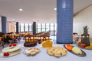 Café da manhã com buffet grátis todos os dias