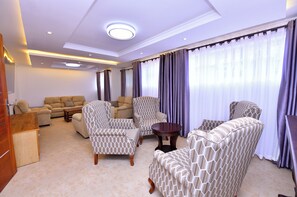 Superior-Zimmer | Wohnbereich | Fernseher