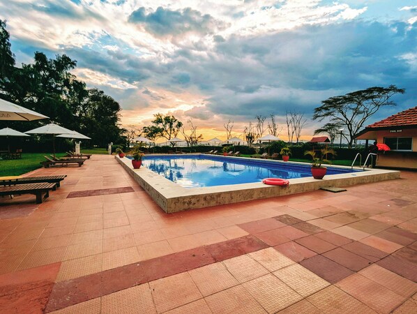 Utomhuspool, parasoller och solstolar