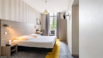 Habitación Confort doble | 1 dormitorio, ropa de cama de alta calidad, escritorio y cortinas opacas