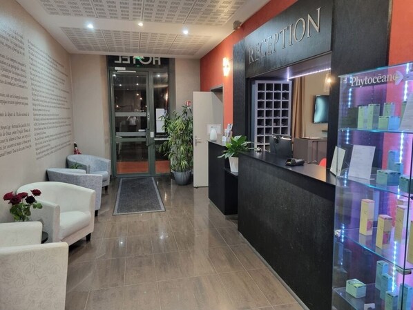 Zona de recepción con mostrador, asientos y exhibición de productos.