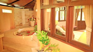 高级房, 1 张特大床, 阳台, 花园景观 (Grand Executive Jacuzzi Villa) | 深泡浴缸
